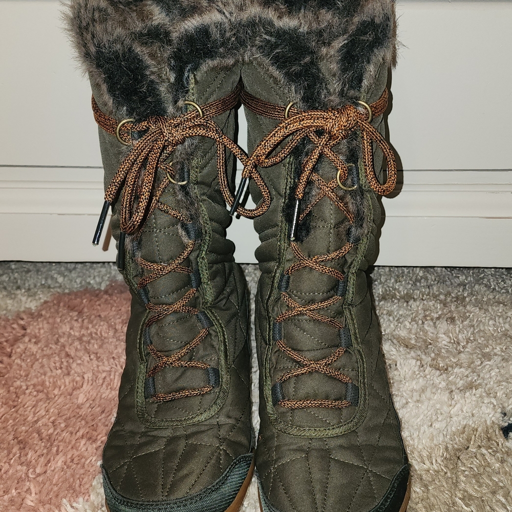 Columbia Olive Green Quilted Winter Boots with Faux Fur